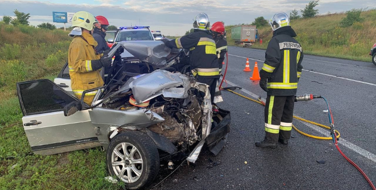 Біля Рівного смертельна ДТП: розбився легковик та вантажівка